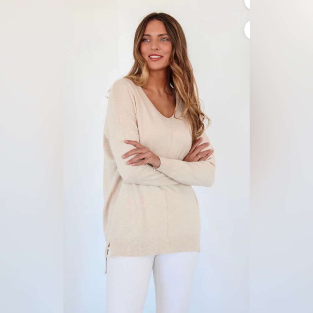 Ivy & Leo Oatmeal Colored Tunic Sweater Size M/L